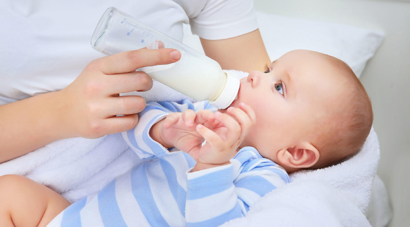lựa chọn cỡ bình phù hợp với bé